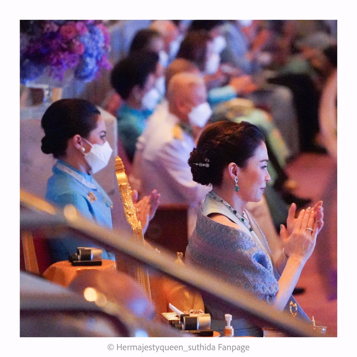 💜 𝐇𝐞𝐫 𝐌𝐚𝐣𝐞𝐬𝐭𝐲 𝐐𝐮𝐞𝐞𝐧 𝐒𝐮𝐭𝐡𝐢𝐝𝐚 𝐁𝐚𝐣𝐫𝐚𝐬𝐮𝐝𝐡𝐚𝐛𝐢𝐦𝐚𝐥𝐚𝐥𝐚𝐤𝐬𝐡𝐚𝐧𝐚
🧡𝗧𝗵𝗲 𝗛𝗼𝗻𝗼𝘂𝗿𝗮𝗯𝗹𝗲 𝗗𝗮𝗺𝗲 𝗣𝗹𝗼𝘆𝗽𝗮𝗶𝗹𝗶𝗻 𝗝𝗲𝗻𝘀𝗲𝗻
พระราชินีเสด็จฯไปในการทอดพระเนตรการแสดง๙๐พรรษา พระพันปีหลวง ท่านผู้หญิงพลอยไพลิน เจนเซ่น เฝ้าฯรับเสด็จ