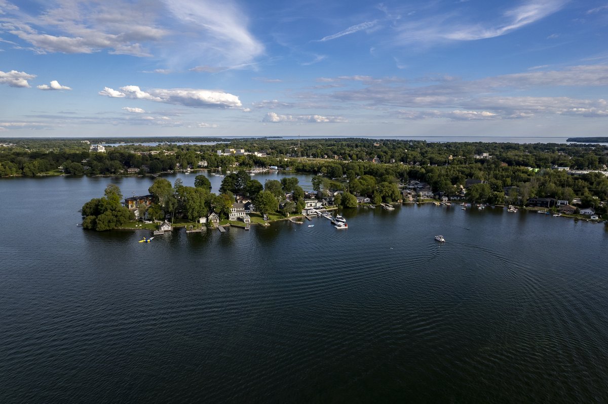 Cedar Island in #Orillia is only just barely an island, being separated from the mainland by a scant few few, but it's a really pretty area.

#aerialphotography #droneoftheday #droneshots #aerial #dronelife #drones #dronephoto #dronephotography
