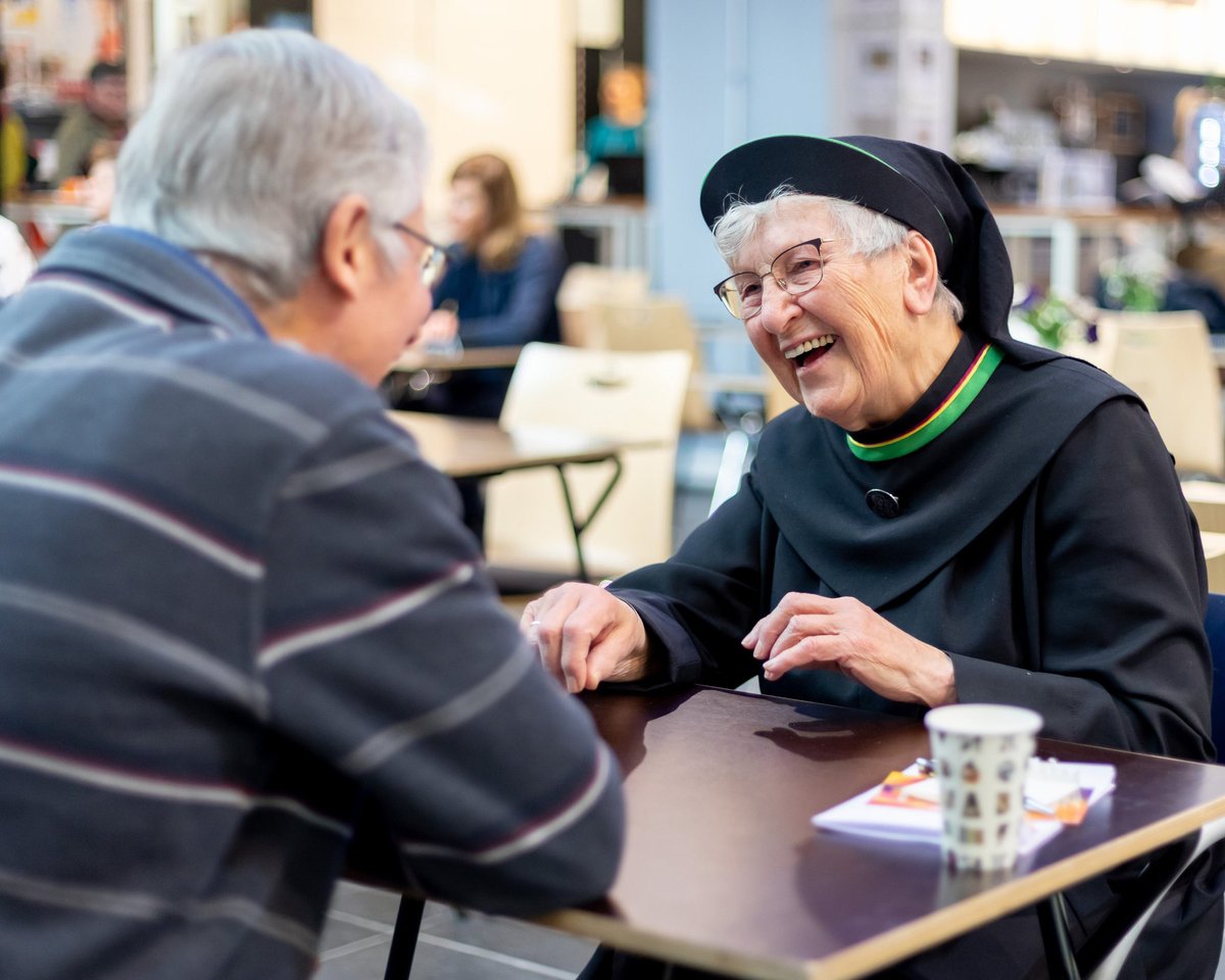 Mensen ontmoeten die net even anders zijn of denken? Ga het gesprek met ze aan en leer ze beter kennen. Bezoek <a href="/LivingLibraryNL/">Living Library NL</a> bij de #Bibliotheek #Oosterbeek. Kom gratis langs op zaterdagmiddag 17 september tussen 12.30 en 16.00 uur. Meer informatie. 

veluwezoom.op-shop.nl/5057/living-li…