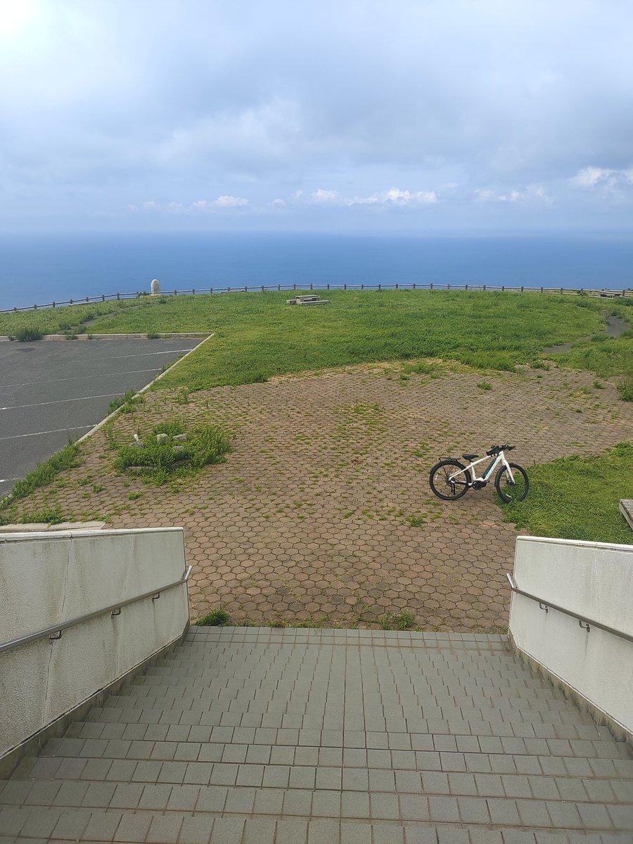 YujiTani's tweet photo. 赤ハゲ山展望台

自転車(電動アシストですが)で
来たはるばる感に浸ります。

#隠岐の島
#知夫里島
#島旅 https://t.co/bUbyYKXLDx
