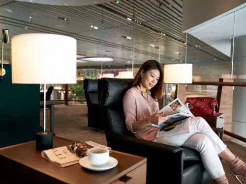 lounge_review's tweet photo. Taste your favorites--including Dan Dan noodles, wonton noodle soup, and Singapore Laksa--cooked-to-order in @cathaypacific’s signature noodle bar in #CathayPacificLounge at @ChangiAirport Terminal 4.
https://t.co/7VxcOCA9uZ https://t.co/x2Rx6gVSBM