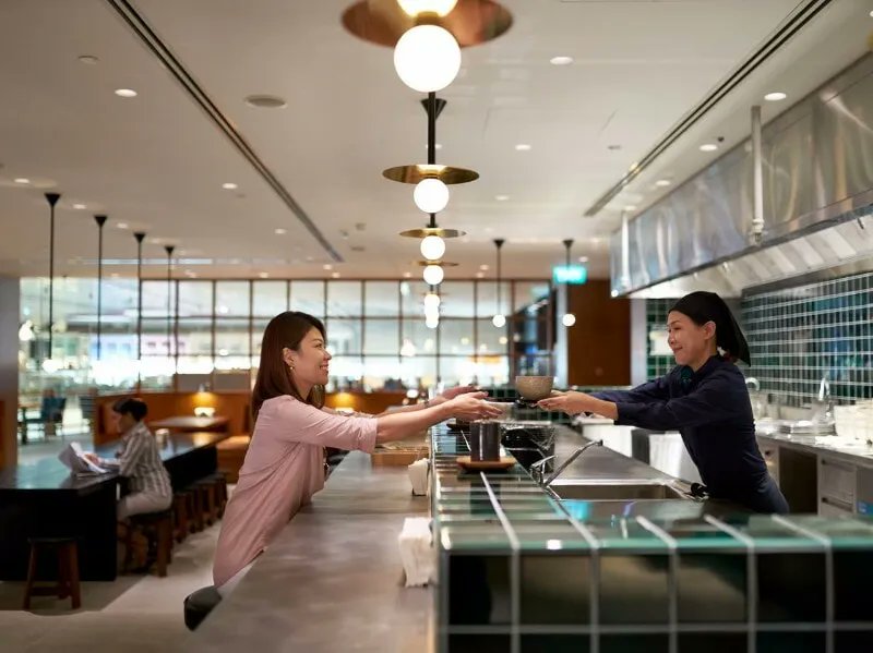 lounge_review's tweet photo. Taste your favorites--including Dan Dan noodles, wonton noodle soup, and Singapore Laksa--cooked-to-order in @cathaypacific’s signature noodle bar in #CathayPacificLounge at @ChangiAirport Terminal 4.
https://t.co/7VxcOCA9uZ https://t.co/x2Rx6gVSBM