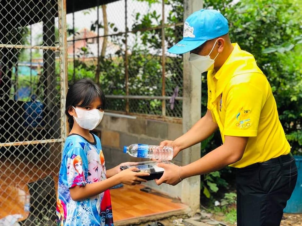 army2pr's tweet photo. หน่วย ร.13 พัน.2 จัดกำลังพลจิตอาสาพระราชทาน ออกแจกจ่ายอาหารพร้อมน้ำดื่ม (Army Delivery) ให้แก่พี่น้องประชาชนในพื้นที่ชุมชนรอบค่าย เพื่อเป็นการช่วยเหลือ และบรรเทาความเดือดร้อน จากสถานการณ์การแพร่ระบาดของเชื้อไวรัสโคโรนา 2019 ณ บ.บ่อน้ำ ต.หมูม่น อ.เมือง จ.อุดรธานี
#ArmyDelivery https://t.co/sCziIeEaZy
