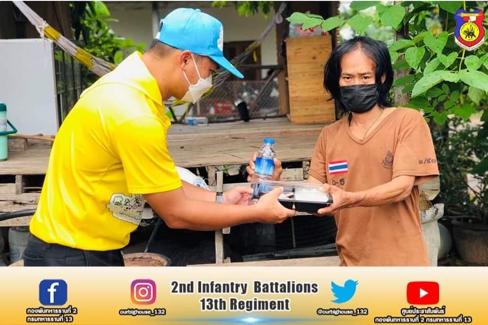army2pr's tweet photo. หน่วย ร.13 พัน.2 จัดกำลังพลจิตอาสาพระราชทาน ออกแจกจ่ายอาหารพร้อมน้ำดื่ม (Army Delivery) ให้แก่พี่น้องประชาชนในพื้นที่ชุมชนรอบค่าย เพื่อเป็นการช่วยเหลือ และบรรเทาความเดือดร้อน จากสถานการณ์การแพร่ระบาดของเชื้อไวรัสโคโรนา 2019 ณ บ.บ่อน้ำ ต.หมูม่น อ.เมือง จ.อุดรธานี
#ArmyDelivery https://t.co/sCziIeEaZy