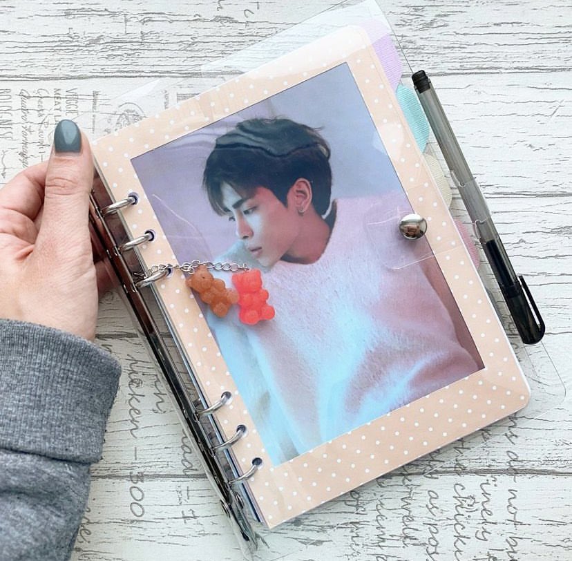 ZhenyaNote's tweet photo. 🌸𝙽𝚘𝚝𝚎𝚋𝚘𝚘𝚔🎀 

💕right here⬇️I can make the notebook with your bias 💝 in my IG https://t.co/EtkNeeCWs9

#kpop #kpopstaff #блокнот #ручнаяработа #скетчбук #sketchbookhandmade  #sketchbook #notebook
#PENTAGON #bts #exo #SHINee https://t.co/qt0maU8ORb