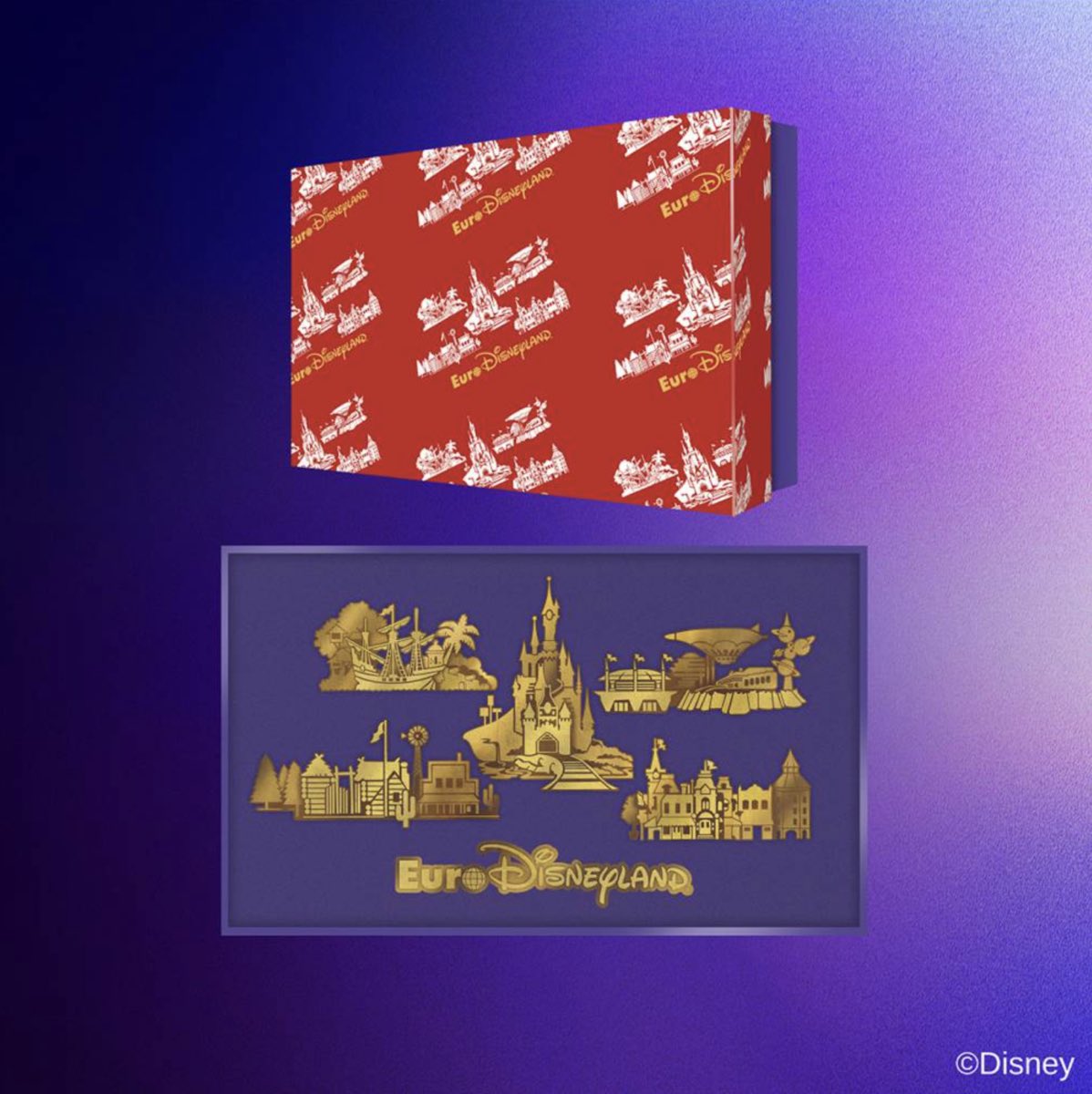 BlogDLP's tweet image. 🛍️ SHOPPING: The metal reproduction of the commemorative passport as well as the box of medals celebrating Euro Disneyland will be released on August 31! 

#DisneylandParis
