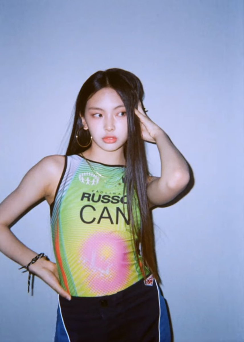 Iehyeine's tweet photo. Have you heard about the coolest girl in the town and have you seen her? Heard about that her havy long hair is smells like a parfume of roses and sandalwood. The chic outfit that she wear all day long, bewitched mortals to stare at her. https://t.co/j1CyMOMelu