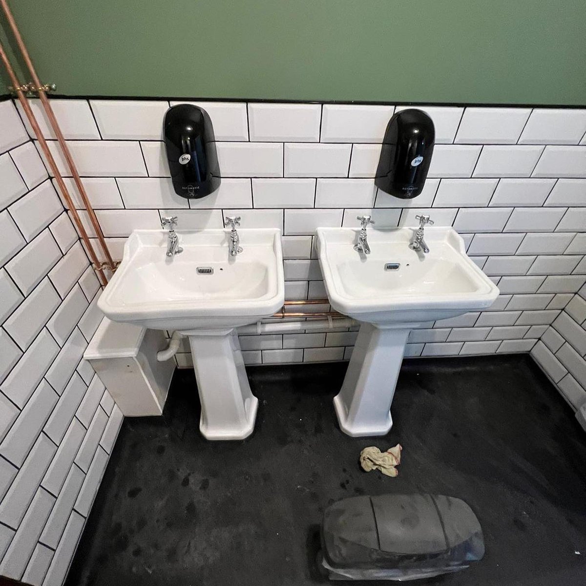 FutureMastics's tweet photo. On site working on the Three Horseshoes pub in Benson, Wallingford carrying out mastic services. #mastic #masticman #masticcompany #masticcontractor #masticapplication #sealantapplication #sealantcompany #sealantcontractor #Benson #Wallingford #Oxfordshire #southeast #ukmastic https://t.co/XwEAMEwLck