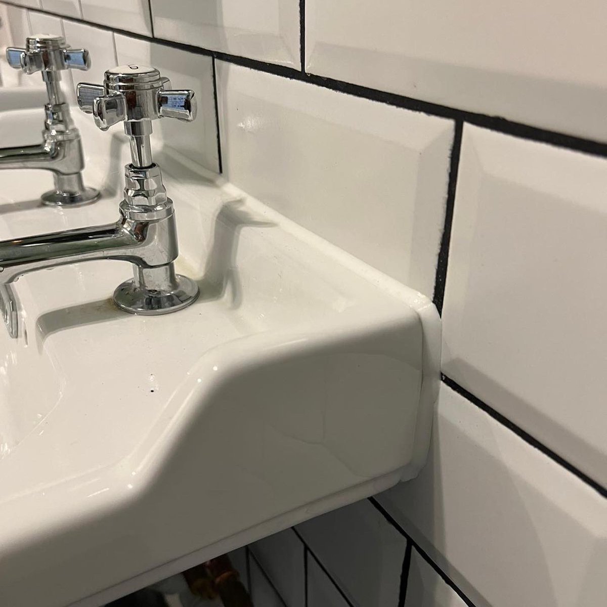 FutureMastics's tweet photo. On site working on the Three Horseshoes pub in Benson, Wallingford carrying out mastic services. #mastic #masticman #masticcompany #masticcontractor #masticapplication #sealantapplication #sealantcompany #sealantcontractor #Benson #Wallingford #Oxfordshire #southeast #ukmastic https://t.co/XwEAMEwLck