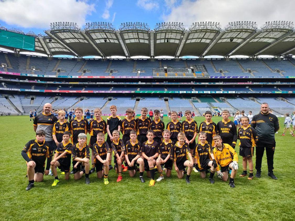 CoachingGalway's tweet photo. Maith sibh na cailíní agus buachaillí ó Cumann Peile Naomh Anna, Leitir Móir a raibh lá iontach peile acu i bPáirc an Chrócaigh Dé Luain.

Comhghairdeachas le gach duine a bhí páirteach.

@NaomhAnna @Galway_GAA https://t.co/pnDzU00vCP