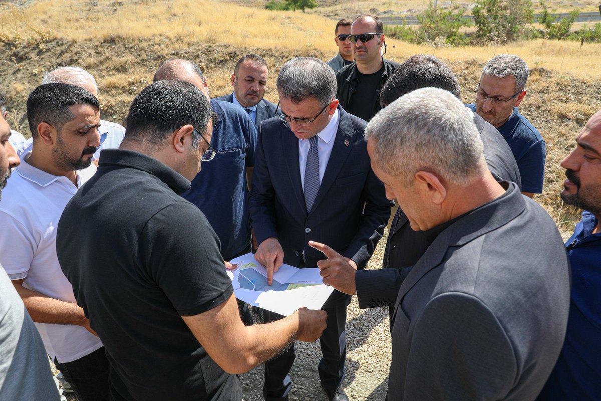 tcvanvaliligi's tweet photo. Valimiz Sn. Ozan Balcı, yeni sebze ve meyve hali ile kamyoncular garajının yapılacağı arazide, ilgili kurumlarla toplanarak proje üzerinde istişarede bulundu.

++ https://t.co/mreJjVcZtV