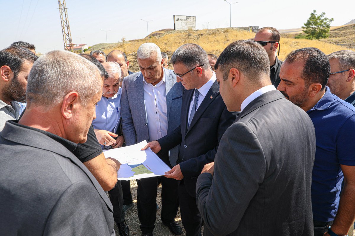 tcvanvaliligi's tweet photo. Valimiz Sn. Ozan Balcı, yeni sebze ve meyve hali ile kamyoncular garajının yapılacağı arazide, ilgili kurumlarla toplanarak proje üzerinde istişarede bulundu.

++ https://t.co/mreJjVcZtV