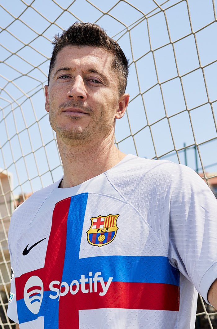 _Soccer360's tweet photo. Both team dropped their third kit today. Retweet 🔁 for Lewandowski and like♥️for Tadic .

#Barcelona #Ajax #ChampionsLeague https://t.co/rM5DAUEUtt