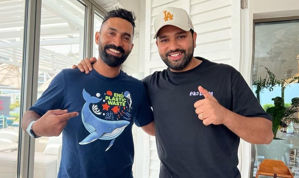 Levelup_11's tweet photo. Indian captain Rohit Sharma and Dinesh Karthik have reached UAE for the thrilling Asia cup. 😍🔥

#RohitSharma𓃵 
#AsiaCup2022 https://t.co/DTXLHr7NUy