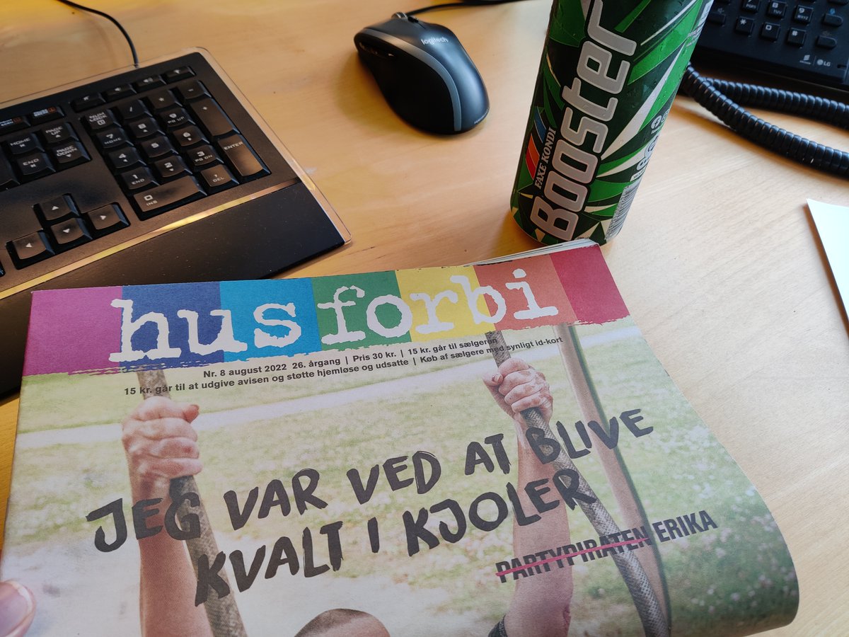 KennethNrgaard's tweet photo. Det er nu ikke for at blæse i godhedstrompeten, men altså, udover at støtte den gode sag, tjente avisen i dag også et andet formål. 

Sådan får man ting forbi de andre på kontoret #prohack https://t.co/mG37pJbRpV