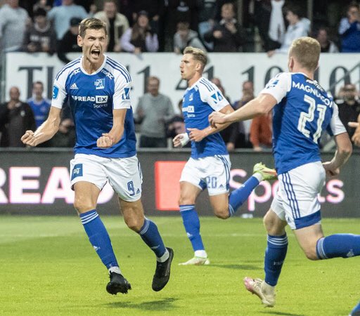 Spreadex_DK's tweet photo. Vind en Lyngby trøje!

Vi udlodder en Lyngby trøje til en heldig vinder! 

For at deltage i konkurrencen skal du like og RT. Vinderen findes på mandag kl 12, direkte besked og voucher til gevinst. Deltagere skal være fyldt 18 år og bosiddende i Danmark #sldk @LyngbyBoldklub https://t.co/3pItmVeRFQ