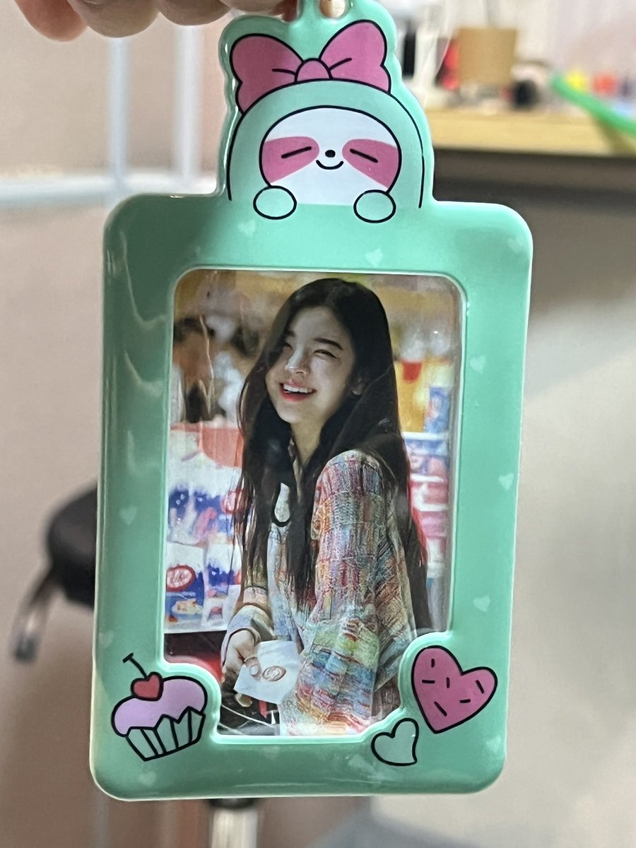 3년동안 지갑에 가지고다녔던포카 옮겼는데 이리 사랑스러울수가,,,,보고싶다🥺