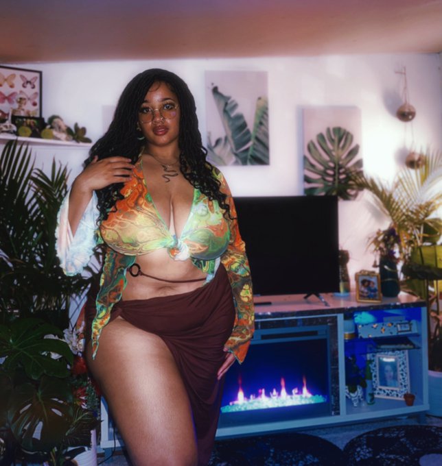 ur favorite thiccc plant mom🪴🫶🏽🧿  #thicc #curvy #curvybbw #curvymama #plussize #plantmom https://t.c<a href="/tag/thicc"class="tags">#thicc</a><a href="/tag/curvy"class="tags">#curvy</a><a href="/tag/plussize"class="tags"><span>#plussize</span></a><a href="/tag/curvybbw"class="tags"><span>#curvybbw</span></a><a href="/tag/plantmom"class="tags"><span>#plantmom</span></a><a href="/tag/curvymama"class="tags"><span>#curvymama</span></a>