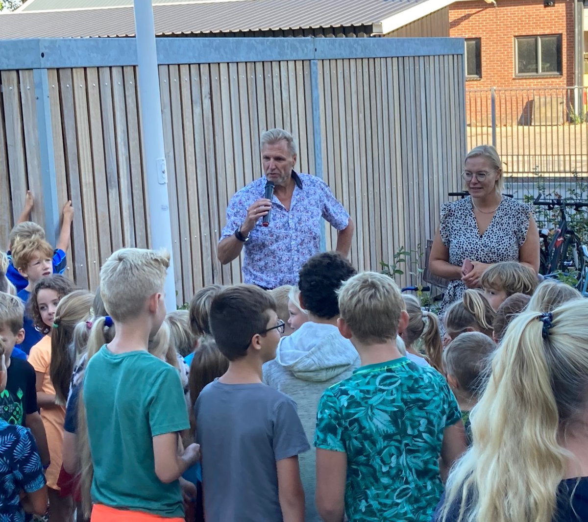 Dolf Kistemaker wethouder Verkeer opende vandaag de campagne 'Onze scholen zijn weer begonnen' bij IKC Het Woud in Rijnsaterwoude. Samen bellenblazen en kletsen over hoe je nou het meest veilig naar school kan lopen of fietsen.
 #onzescholenzijnweerbegonnen #maakeenpuntvannul
