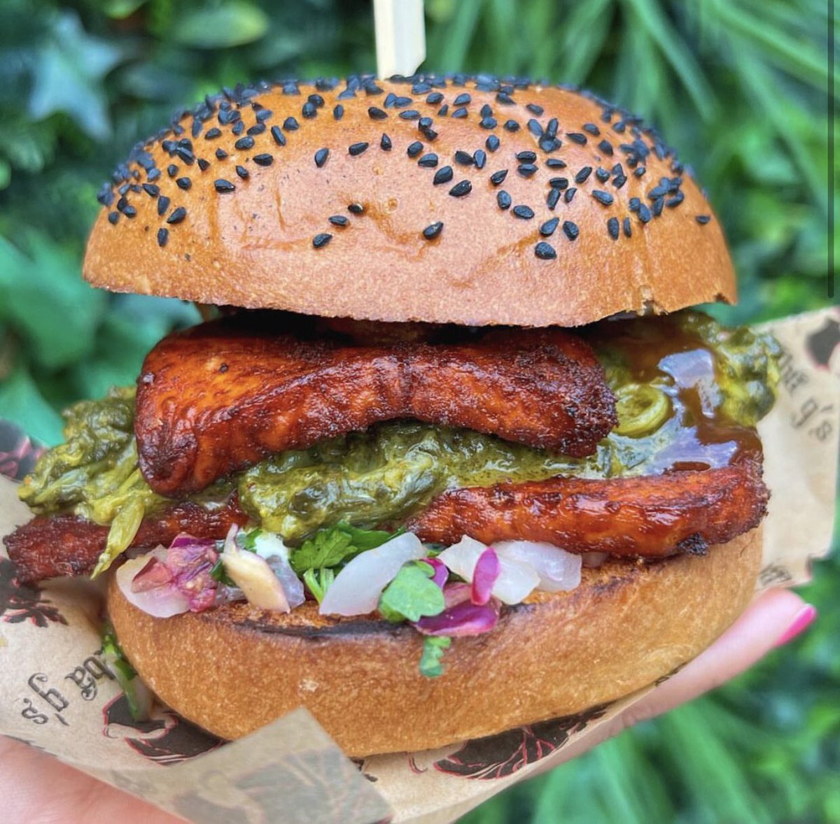 Midweek burger antics? You got it 💥👊🏾 This is a snap of our Saag Paneer - delicious spiced wedges of paneer cheese, a special Saag spinach topping, an onion bhaji, chutney, mango pulp… it’s all going on! Grab yours today. This one papped at @VinegarYardLDN 👌🏾 📸 @feastlondon