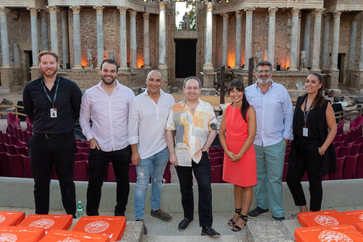 Festival_Merida's tweet photo. 🟠🎭 ¡Señoras y señores, empezamos con los jefazos de departamento de #Merida68!
He aquí la 𝘊𝘳𝘦𝘮𝘦 𝘋𝘦 𝘓𝘢 𝘊𝘳𝘦𝘮𝘦, los capitanes de #barco, quiénes guían y lideran a sus #equipos para que todo llegue a buen puerto🧡🫶
#Merida #FestivaldeMerida✨ https://t.co/pLtRgNzSZM