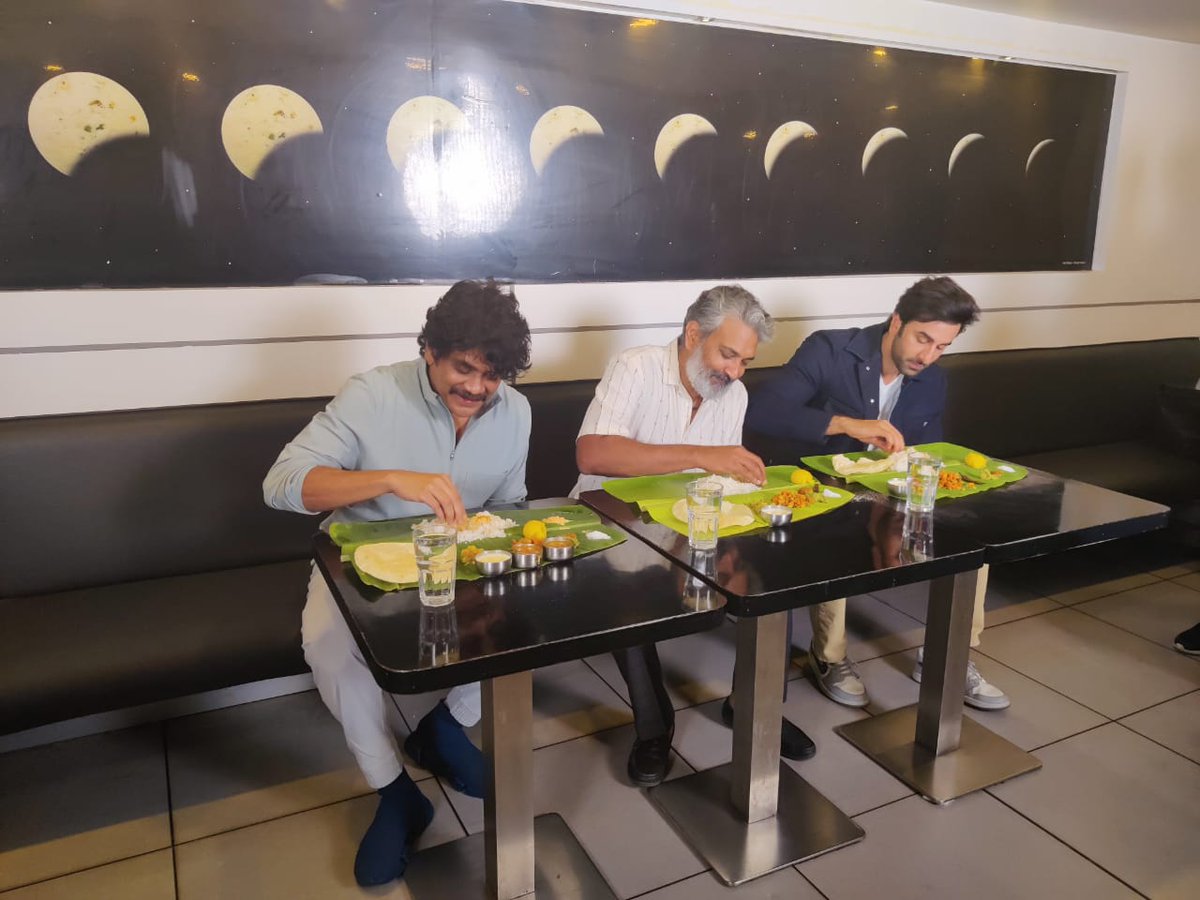 telugufilmnagar's tweet photo. Pic of the day!!! 📸

#TeamBrahmastraInChennai 💫

#RanbirKapoor #Nagarjuna #SSRajamouli @BrahmastraFilm #TeluguFilmNagar https://t.co/kTcUf7j0tQ