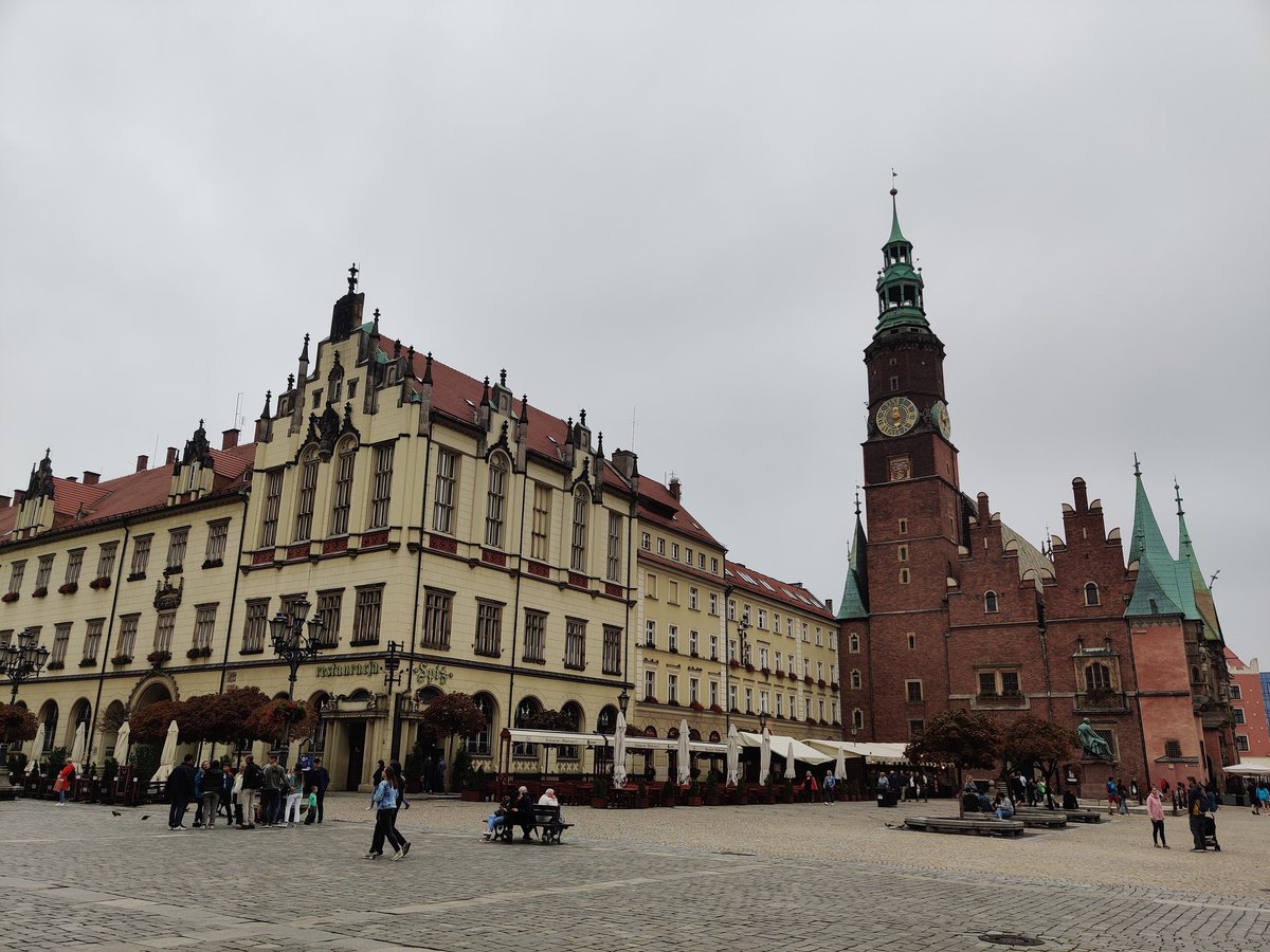 ondaballboy's tweet photo. Old Wrocław versus New Wrocław https://t.co/Y5Jv7G1Qpc