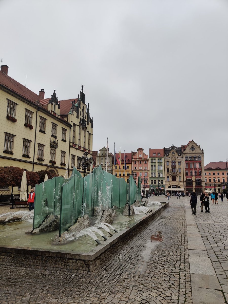ondaballboy's tweet photo. Old Wrocław versus New Wrocław https://t.co/Y5Jv7G1Qpc