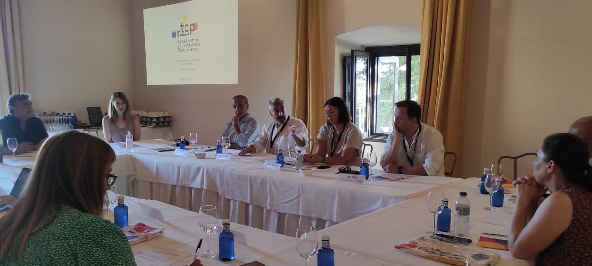 feriadeteatro's tweet photo. 🤝 Celebramos el primer encuentro entre los responsables de la recién creada Rede de Teatros y Cineteatros de Portugal con representantes de la @LaRed_deTeatros, con el objetivo de establecer puentes para el mutuo conocimiento 🇵🇹🇪🇸 #25FeriadeTeatro #ActividadesParalelas #25FT https://t.co/Ve3MbDiTbs