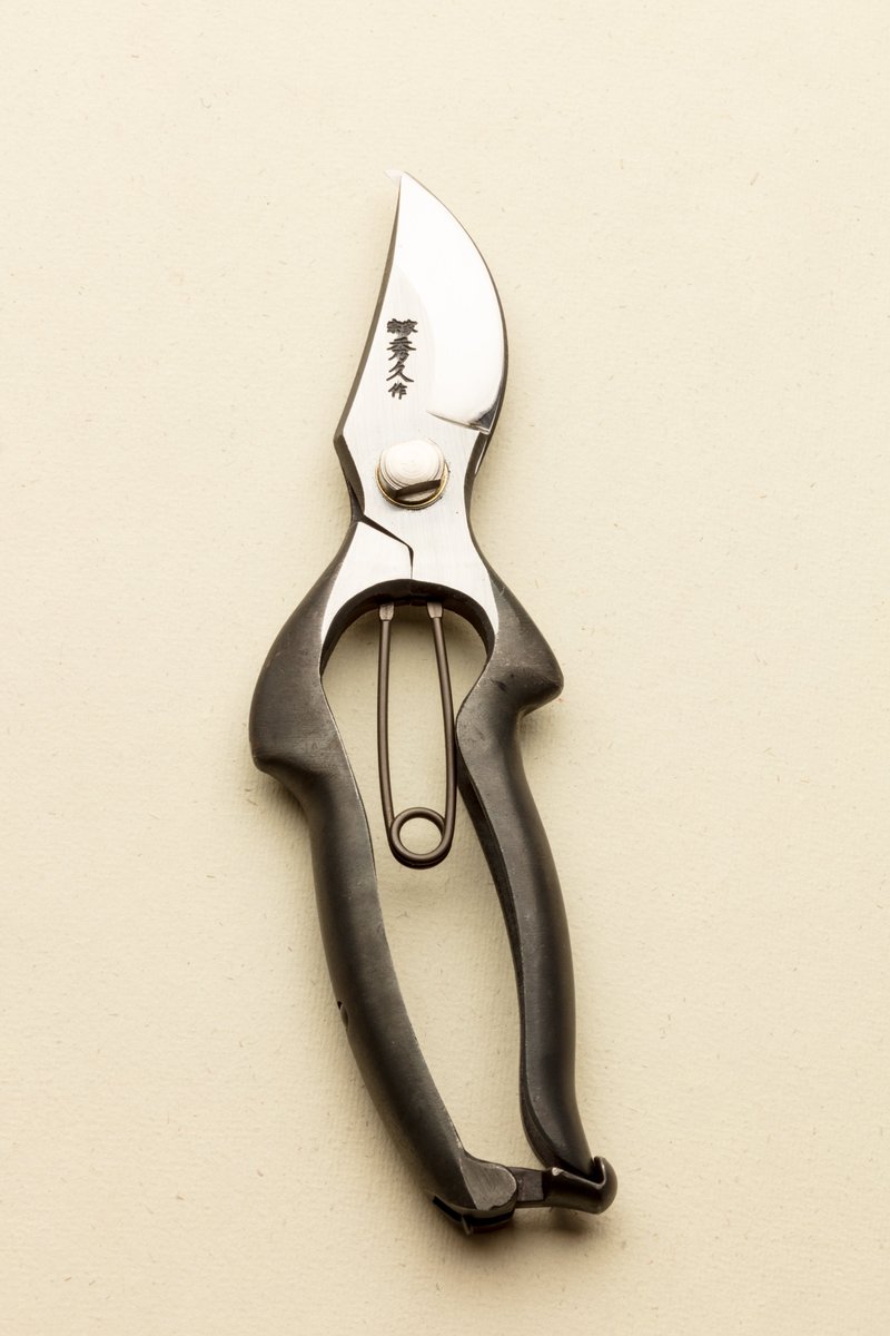 japetoltd's tweet photo. If you haven't already started, get outside and get dead-heading! Japeto offer a whole range of pruning tools which are perfect for the job. Get yourself over to the website, https://t.co/t87f8NuOit 🌹 #japeto #japetotools #japanesegardentools #japanesegardening #japetogardening https://t.co/LgX1KXLs6G