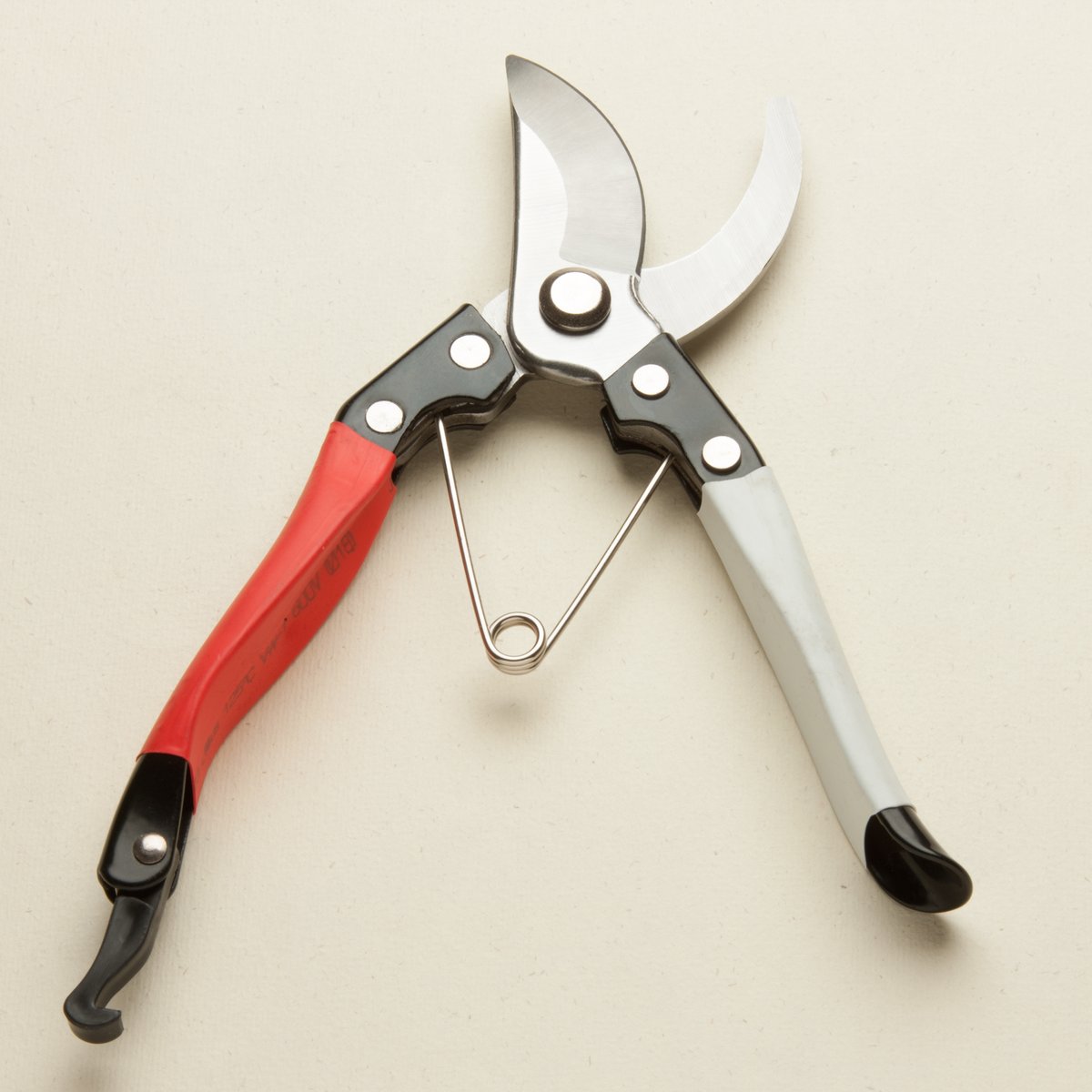 japetoltd's tweet photo. If you haven't already started, get outside and get dead-heading! Japeto offer a whole range of pruning tools which are perfect for the job. Get yourself over to the website, https://t.co/t87f8NuOit 🌹 #japeto #japetotools #japanesegardentools #japanesegardening #japetogardening https://t.co/LgX1KXLs6G