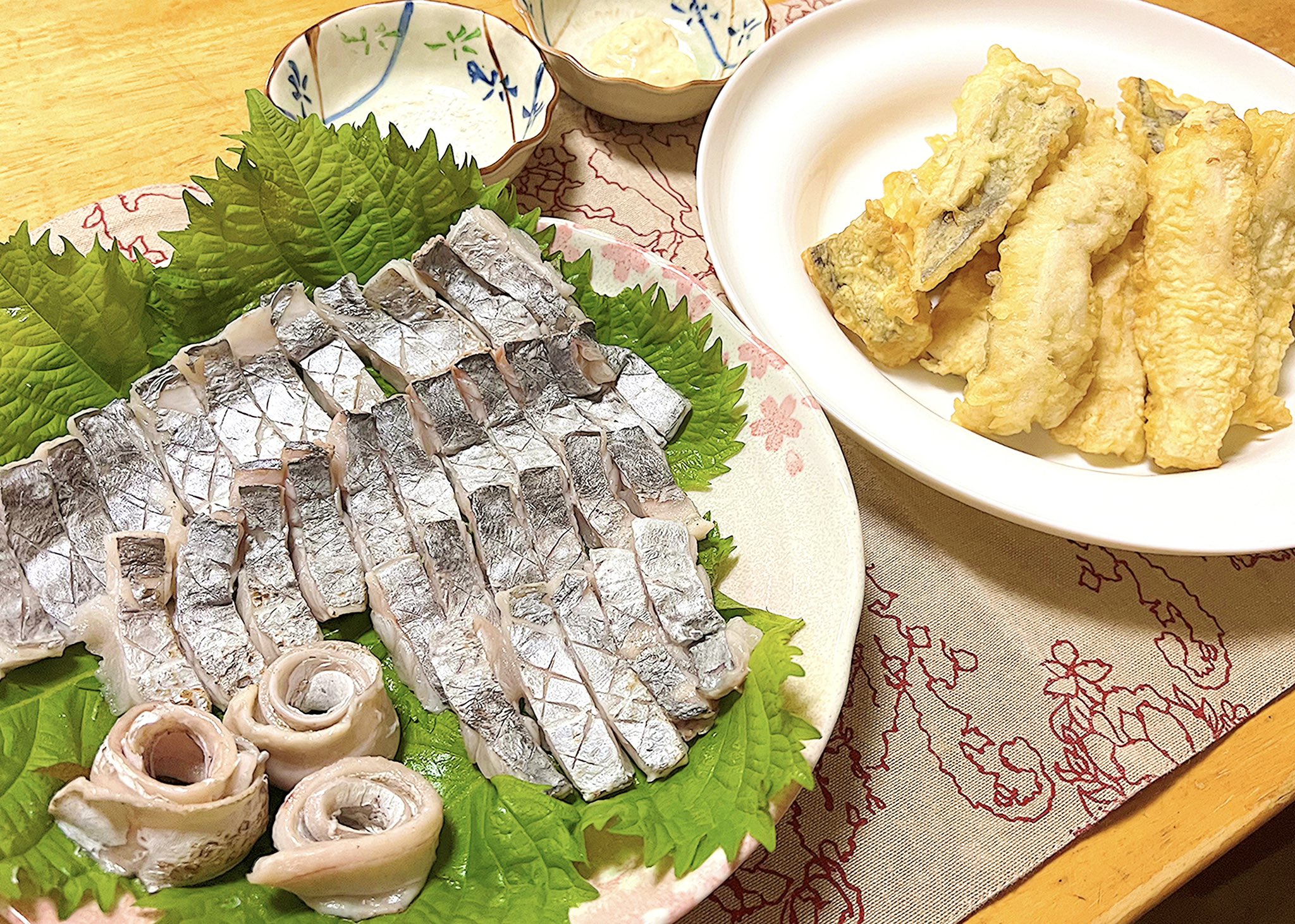 釣りきちみみぞう ででんっ タチウオ料理 タチウオの炙り刺身 タチウオの天ぷら ハラミの炙り巻 脂ノリノリ最高に美味しいです 釣れてくれてありがとう T Co Vlrz0jjaon Twitter