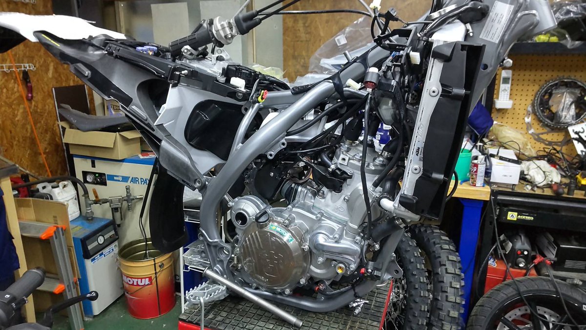 Tvy3BkvIN8s2bK6's tweet photo. 告知させてくださーい‼️

ルサンバレー
バイク整備士、メカニック募集してます👨‍🔧
フルタイム〜学生、アルバイト大大大歓迎🙌💕
年齢、性別も不問‼️
気になる方はお問合せお待ちしております🥴
誰か一緒に働いてくださーい😊🎵

#ルサンバレー
#バイク
#整備士
#メカニック
#募集
#誰か一緒に
#働こう https://t.co/ZVFJ7CPVpz