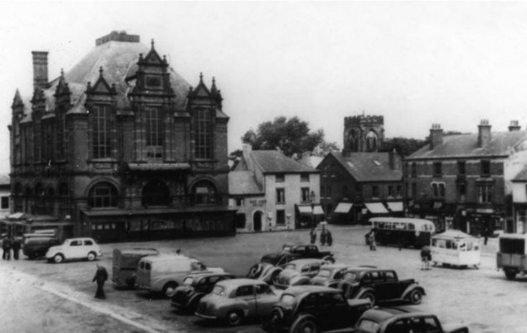 ButterleyTrust's tweet photo. Nottingham.
Her husband, John Thorpe whom she married at Selston, was a #stonemason who was involved in building the stone #Codnor/Loscoe #Church. At that time only #stagecoaches &amp; #packhorses were available for transport &amp; Susannah often walked to the #RedLion Hotel at #Ripley https://t.co/wSUJpdaQY5