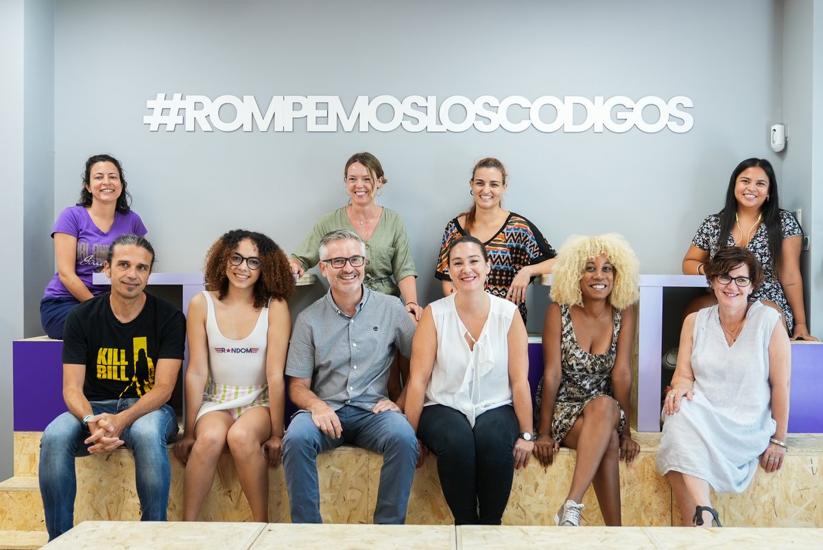 Bcn_CiutatVella's tweet photo. 🌐 El programa #BcnFemTech ofereix formació en programació web per promoure la inserció laboral de dones vulnerables.

🖥️ Des del seu inici, el programa ha ajudat 72 dones, amb més d'un 70% d'inserció laboral de les participants.

Més informació:
🔗 https://t.co/MjvlWPzFRF https://t.co/Ahj7MTCv0b