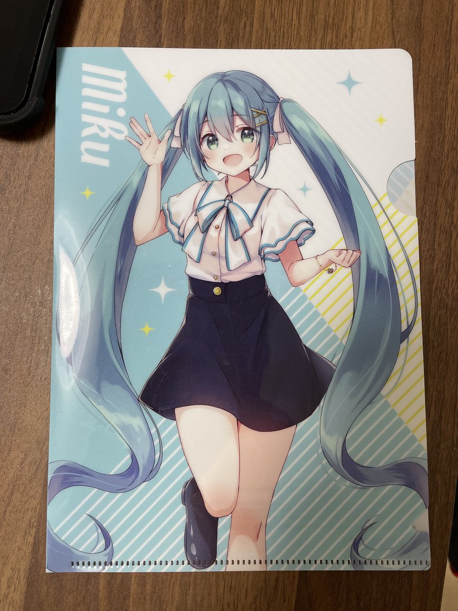 初音ミク 「ローソンで胡麻乃りお先生のクリアファイルゲットしてきた!可愛い〜〜 」|こうへい🔥VGGC 5th D–10のイラスト