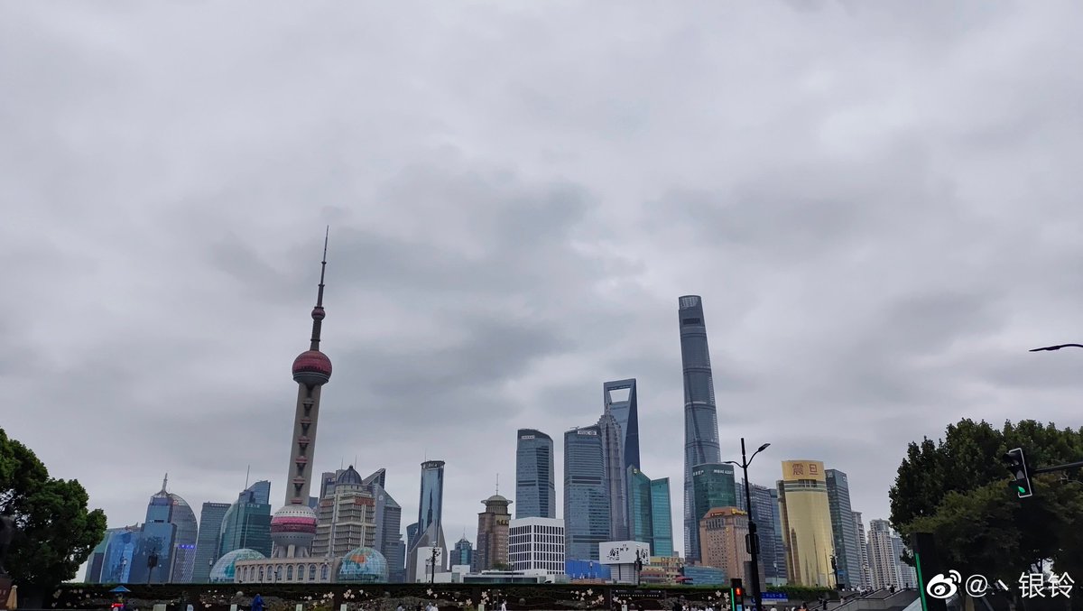 WolvesIDV_Intl's tweet photo. #Wolves_YinL's Weibo post:
The Bund* during the day 🤩🤩
(Which one do you think looks best?) 🤩
*The Bund, also called Waterfront Waitan 外滩 in Shanghai https://t.co/uPbHQR9ZFC