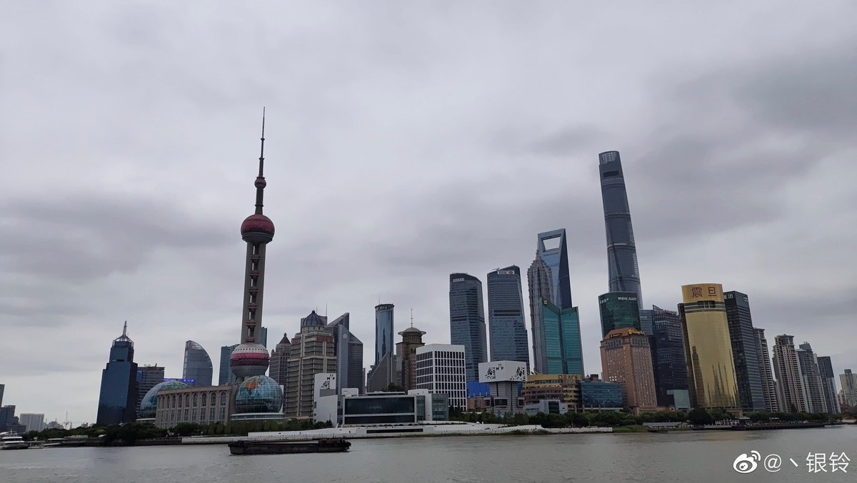 WolvesIDV_Intl's tweet photo. #Wolves_YinL's Weibo post:
The Bund* during the day 🤩🤩
(Which one do you think looks best?) 🤩
*The Bund, also called Waterfront Waitan 外滩 in Shanghai https://t.co/uPbHQR9ZFC