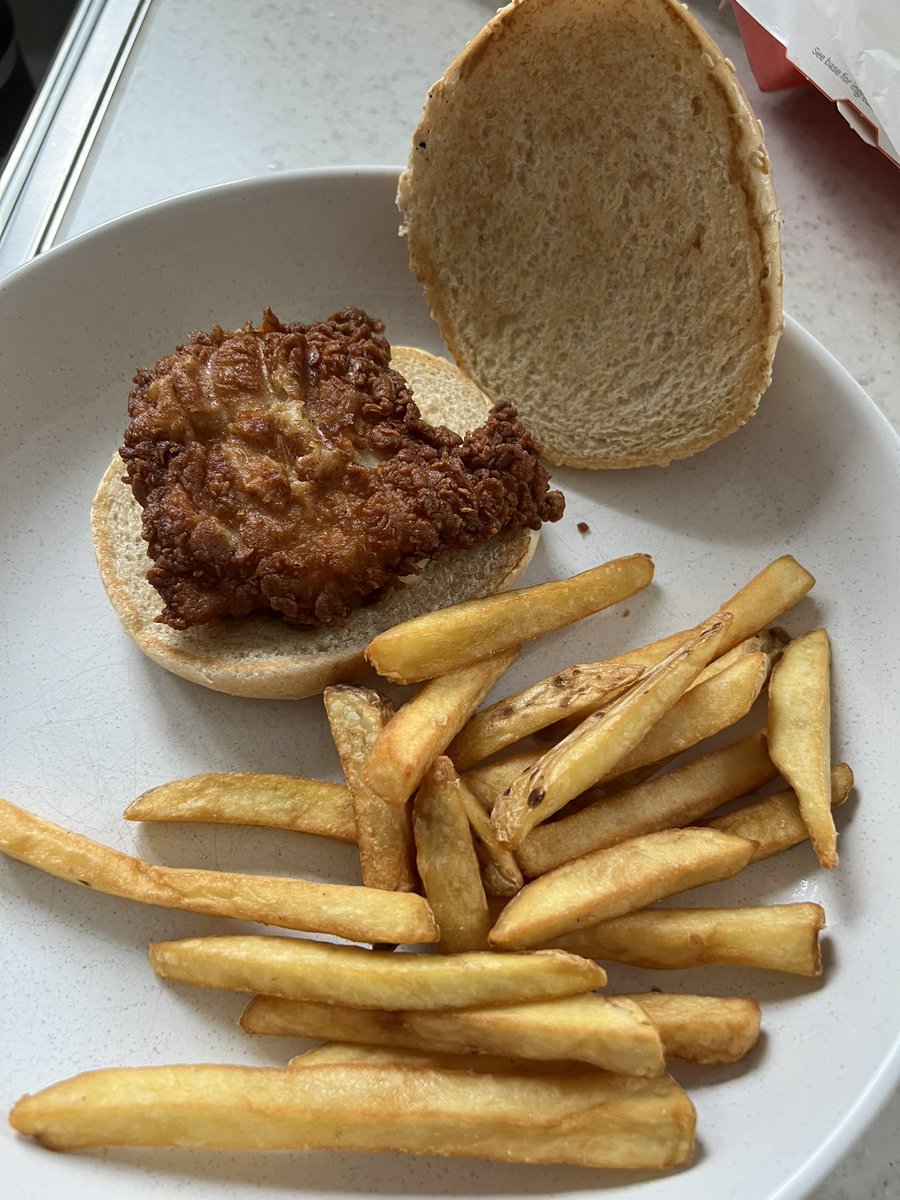 GizRL's tweet photo. @kfc blimey, is this what your main product is like now - very disappointed #filletburger 😏 https://t.co/7bjYUYNrxa