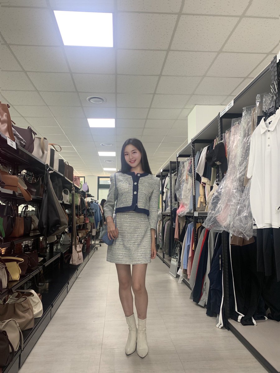 zaein_aiia's tweet photo. 피 to the 알 to the 라인!
#피알라인 에 가슈!
쇼룸의 힙 & 트렌디 아이템 완내스✨🤩💃
OMG I luv all fashion items in #PRLINEKOREA!
🧥👗 #DAZEDAYZ
👜#mansurgavriel
🥿#MAGPIE
#패션아이템 #가을코디
#이터니티 #제인 #ETERNITY #ZaeIn #VirtualIdol #kpop https://t.co/uc1o9nV7PH