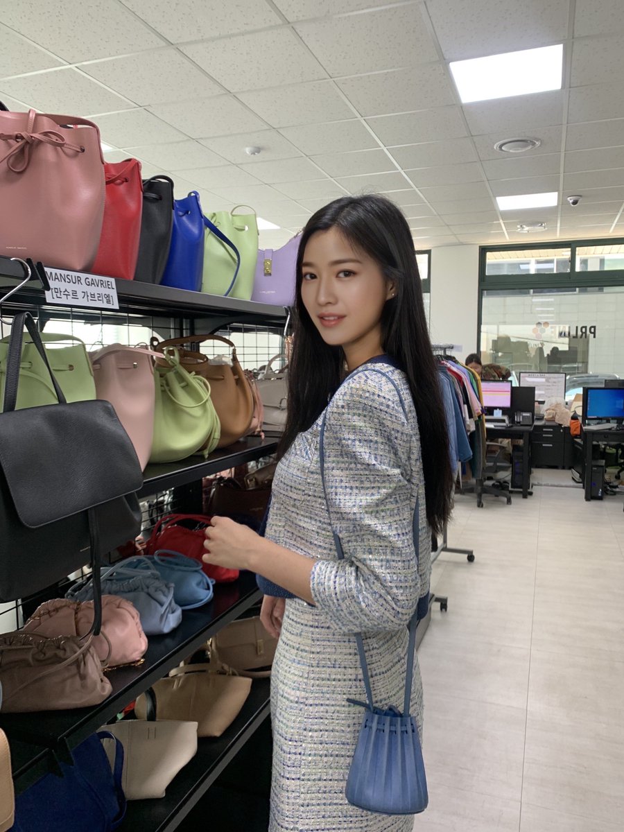 zaein_aiia's tweet photo. 피 to the 알 to the 라인!
#피알라인 에 가슈!
쇼룸의 힙 & 트렌디 아이템 완내스✨🤩💃
OMG I luv all fashion items in #PRLINEKOREA!
🧥👗 #DAZEDAYZ
👜#mansurgavriel
🥿#MAGPIE
#패션아이템 #가을코디
#이터니티 #제인 #ETERNITY #ZaeIn #VirtualIdol #kpop https://t.co/uc1o9nV7PH
