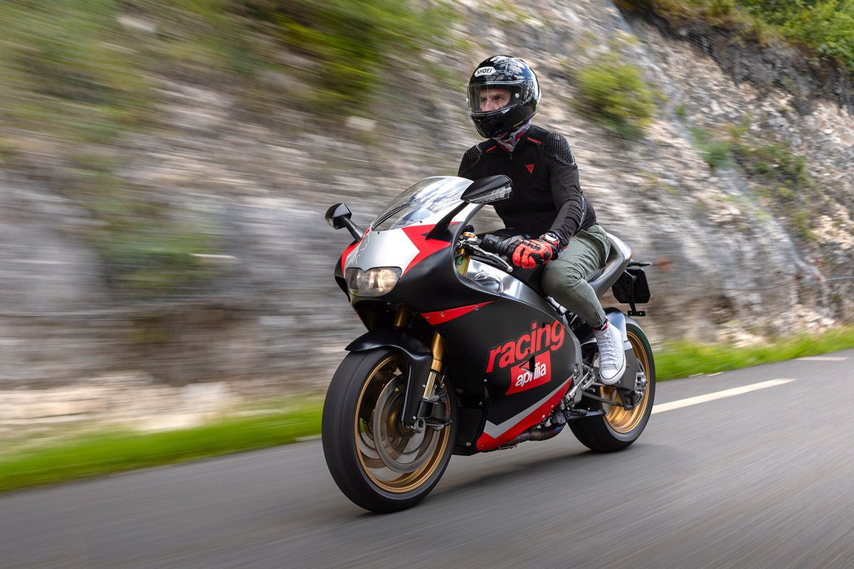 MCNnews's tweet photo. What do you think of this @ApriliaUK RS250 tribute made from an RSV4 1100 Factory? Full details at the link!

https://t.co/fcFcGMtBTe https://t.co/KUqpTiLUbM