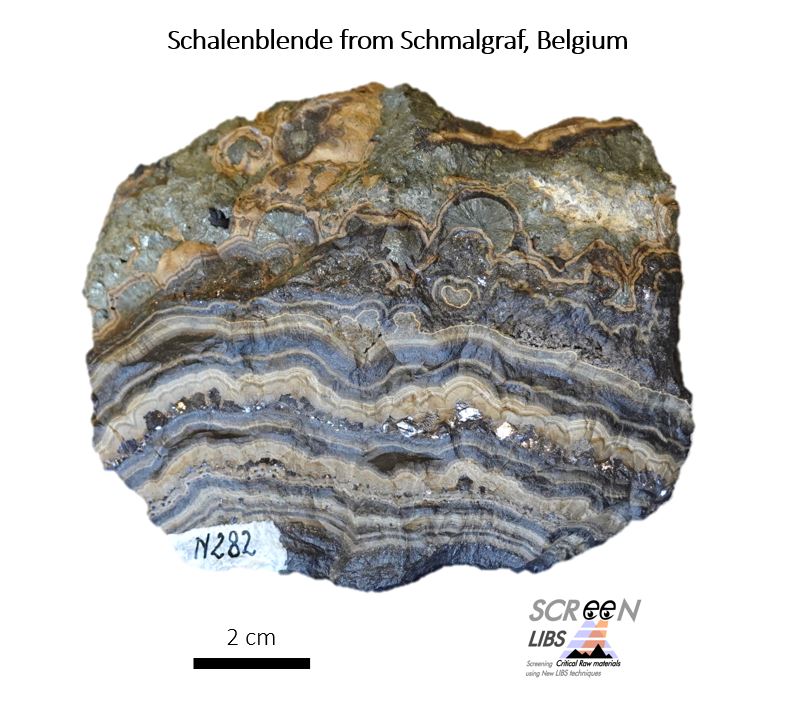 Schalenblende is a mixture of sphalerite, marcasite, pyrite, galena and wurtzite occurring in concentric layers.

In Belgian occurrences, some layers of sphalerite are rich in critical metals such as Ge. More details➡️tinyurl.com/52j8r7xy

📷: sample @RBINSmuseum collection