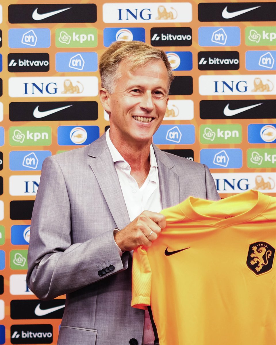 🔸 𝙉𝙚𝙬 𝙝𝙚𝙖𝙙 𝙘𝙤𝙖𝙘𝙝! 🦁 Andries Jonker begint per direct als bondscoach van de OranjeLeeuwinnen. Hij tekent een contract bij de KNVB tot en met het EK 2025. De technische staf blijft verder ongewijzigd. ℹ️ onsoran.je/AndriesJonker #WelkomAndries