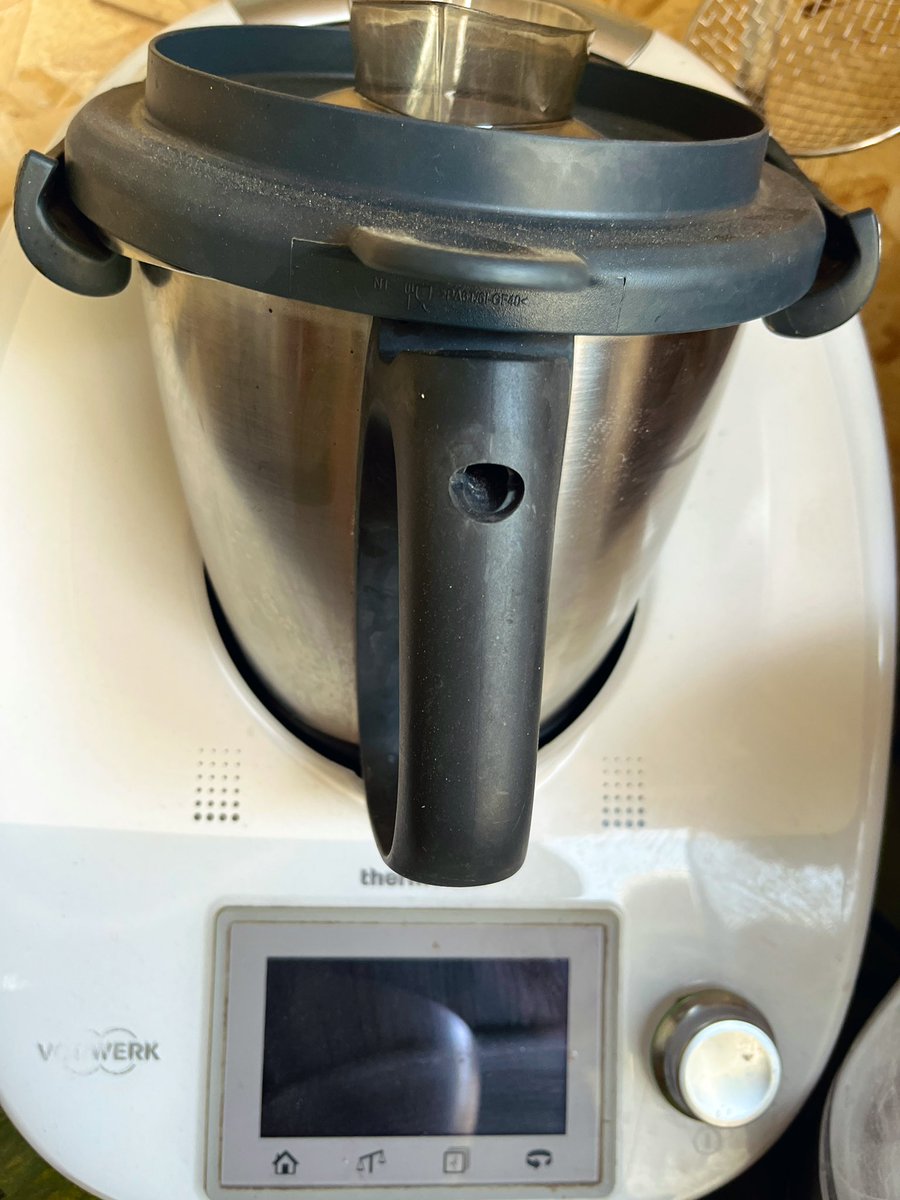 GeroldSchlegel's tweet photo. Starker Wind, aus Sicherheitsgründen wird Strom abgestellt. Wir üben.
Wollte kalte Suppe zum zMittag. Wie ohne Strom -🤭Raumtemperatur Tomatenmus gemischt mit gekühltem Gurkenmus, mit Chilli, Swanetisches Salz gewürzt, Olivenöl mit einem kleinen Schuss Säure…
#GSchnabulierts https://t.co/BntsvoZAZT