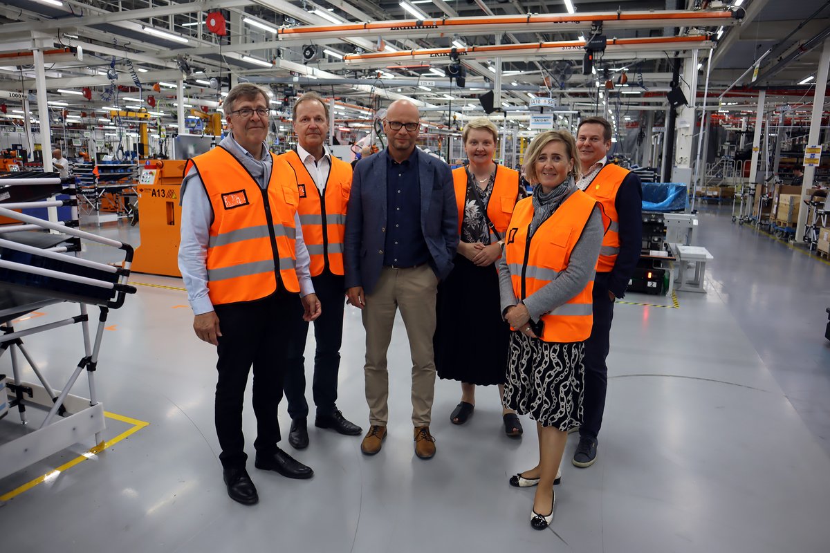 Maakuntajohtaja Anna-Mari Ahosen Nokian vierailuun kuului tutustuminen <a href="/AGCO_Power/">AGCO Power</a>´iin - yksi maailman johtavimmista ja nykyaikaisimmista työkoneiden moottoritehtaista. Vas. Jouni Koskela, <a href="/EeroVaatainen/">Eero Väätäinen</a> <a href="/TervalaJuha/">Juha Tervala</a> <a href="/LaitinenArja/">Arja Laitinen 🇺🇦</a>, Anna-Mari Ahonen ja <a href="/HaapaniemiJari/">Jari Haapaniemi</a>. Kiitos!✨