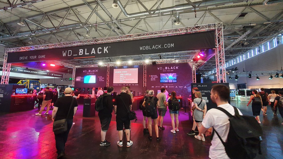 Hardwakening's tweet photo. Nous sommes au stand #WD_BLACK de la #gamescom2022 ! La marque présente leur série de HDDs et SSDs dédiés au Gaming, avec notamment leur dock avec SSD intégré pour PC ou console !
@wd_black https://t.co/F1rAFDFq80