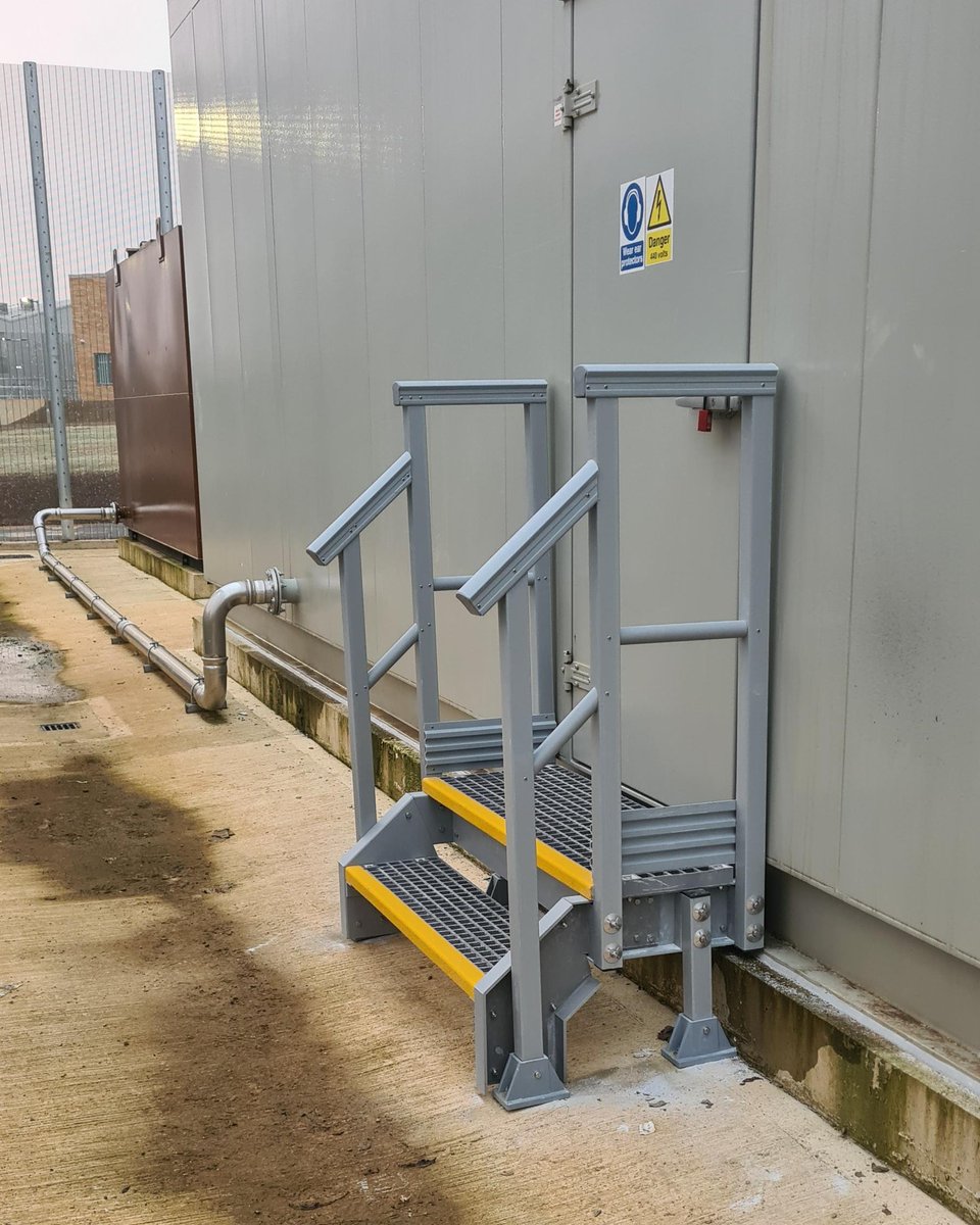 StepOnSafety's tweet photo. No job too small! Just two #GRP steps up to this kiosk door have made access safer for operatives and maintenance crews - especially if they're carrying tools or equipment. And with #QuartzGrip anti-slip grating treads and contrasting nosing, they'll stay safe in bad weather. https://t.co/EIyO0nWfdn