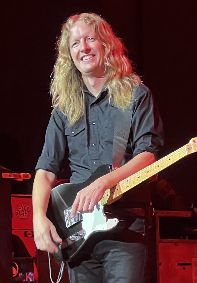 caryn_maroni's tweet photo. Some of the guys that make @metheridge shows work! #JoeA on bass 🎸 #EricG on drums 🥁 #MaxH on keyboards/organ 🎹 & guitar & #Jesse guitar tech 🎸🎶extraordinaire 👏👏👏 https://t.co/iv5l9Wx6cF