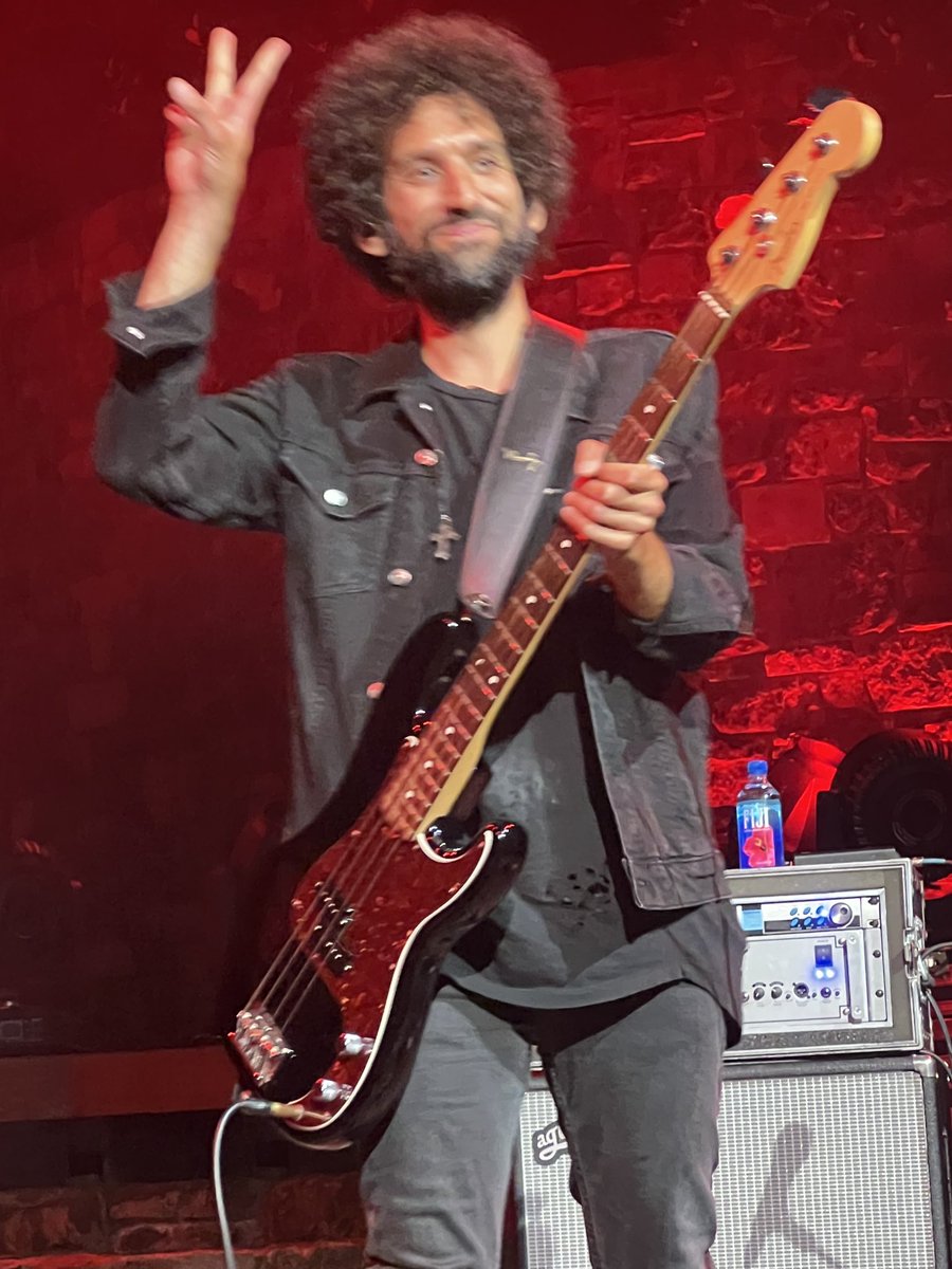 caryn_maroni's tweet photo. Some of the guys that make @metheridge shows work! #JoeA on bass 🎸 #EricG on drums 🥁 #MaxH on keyboards/organ 🎹 & guitar & #Jesse guitar tech 🎸🎶extraordinaire 👏👏👏 https://t.co/iv5l9Wx6cF
